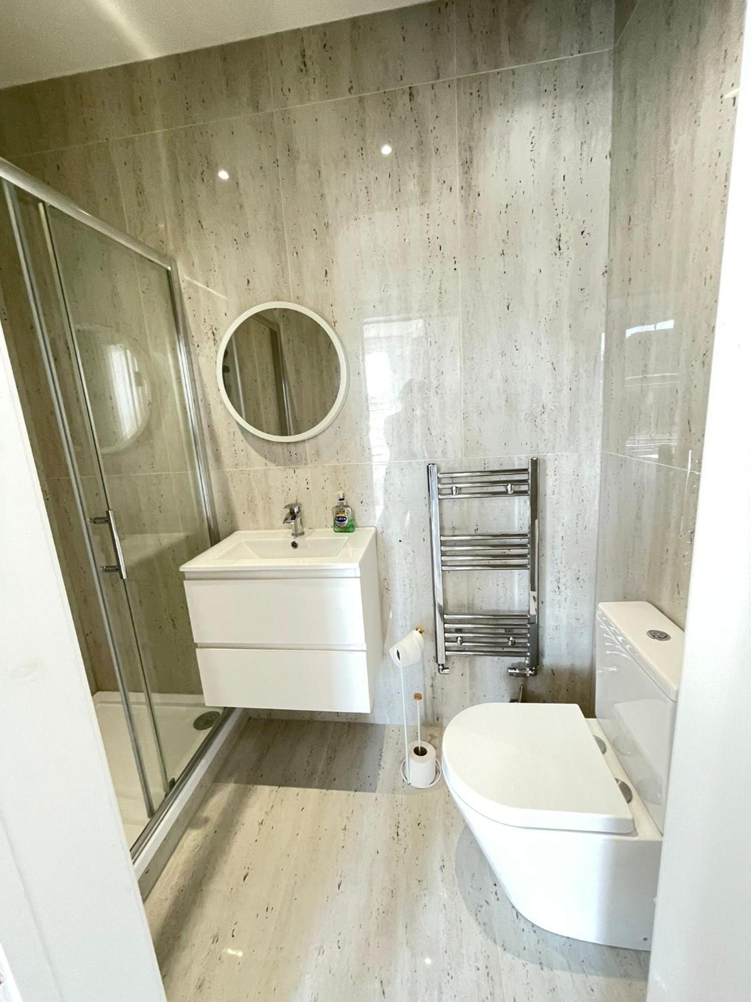 Comfortable Bay Window Stone Private Bathroom Edgware Exterior foto
